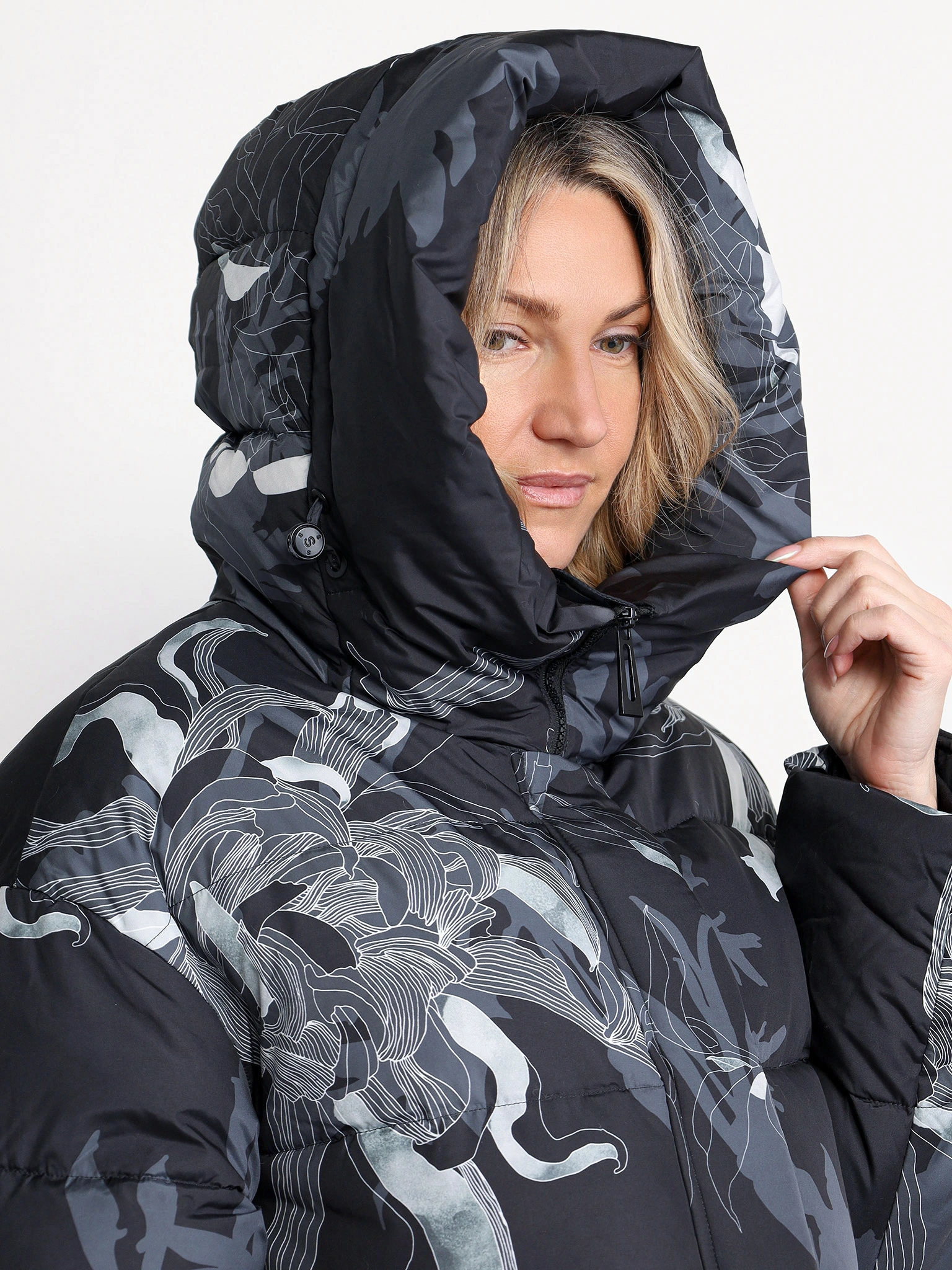 Пуховик с растительным принтом серого цвета с капюшоном